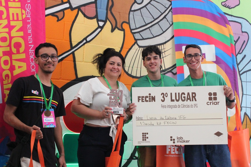 Entrega da premiação aos integrantes do trabalho premiado: Biofish Energia: miniusina sustentável de biodiesel. Orientadora: Tatiana Aparecida Rosa da Silva